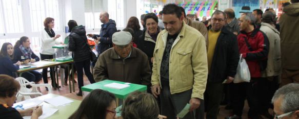 Gran ambiente en una de las mesas electorales. // CharryTV