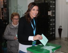 María de la Paz Fernández (PP) votó a primera hora en el Ayuntamiento. // CharryTV