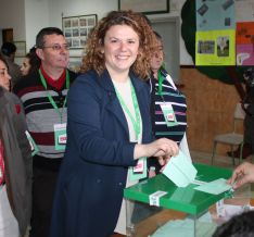Teresa Valdenebro (PSOE), votando en el Colegio Virgen de La Cabeza. // CharryTV