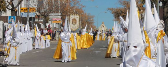 Nazarenos de fila de La Pollinica, en la bajada de calle Sevilla.   // CharryTV