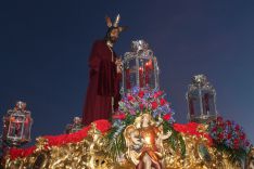 Nuestro Padre Jesús de la Salud, a su paso por el Puente Nuevo.  // CharryTV