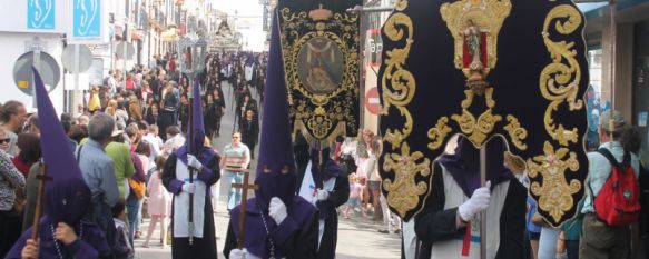 El Viernes Santo arranca con la luz y el luto de Las Angustias, La Hermandad ha contado con la presencia de numerosas mujeres ataviadas con el traje de mantilla y unos 360 nazarenos, 03 Apr 2015 - 13:35