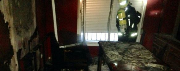 Un incendio calcina una vivienda del Olivar de las Monjas, El siniestro se originó en el salón y por fortuna sólo ha provocado daños materiales, 09 Apr 2015 - 12:03