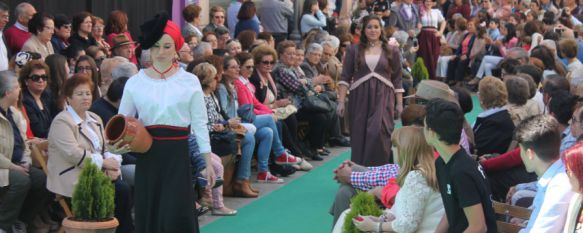 La moda del siglo XIX se echa a la calle en la antesala de Ronda Romántica, El público ha disfrutado de las propuestas de diseñadoras y firmas de la Serranía de Ronda para el evento histórico que se celebrará del 15 al 17 de mayo, 19 Apr 2015 - 17:56