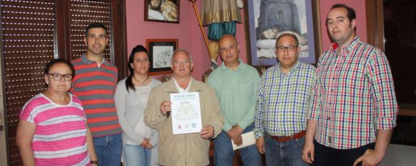 La Hermandad del Santo Entierro, todo un  ejemplo de respeto al Medio Ambiente, Los miembros de la junta reciben el Certificado de Entidad Verde por reutilizar y reciclar numerosos elementos en sus estaciones penitenciales, 05 May 2015 - 19:45