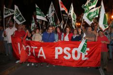 Teresa Valdenebro, junto a varios militantes y simpatizantes del PSOE. // CharryTV