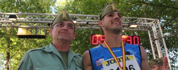 Anguita, junto al Jefe de la Brigada de La Legión, Martín Cabrero.  // CharryTV