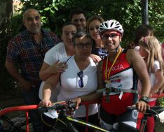 La rondeña Marta García, junto a su familia tras la lograr el primer puesto en duatlón femenino. // CharryTV