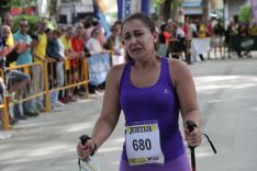 Imagen de una de las últimas marchadoras en alcanzar el paseo central de la Alameda.  // CharryTV