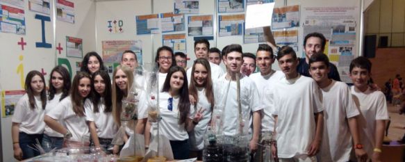 Alumnado del Instituto Martín Rivero durante la celebración de la Feria de la Ciencia. // CharryTV