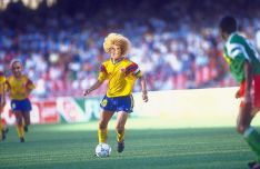 Teresa Valdenebro, en el papel del mítico jugador colombiano Carlos Valderrama.  // CharryTV