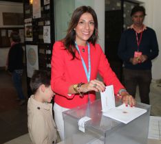 La candidata del Partido Popular, María de la Paz Fernández, también ha votado en el Consistorio.  // CharryTV