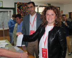 Teresa Valdenebro, candidata del PSOE, en el Colegio Virgen de La Cabeza.  // CharryTV