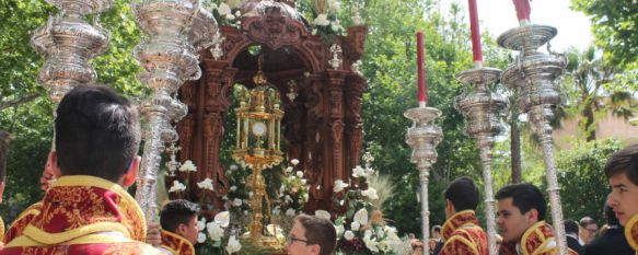 Devoción y sobriedad en la celebración del Corpus Christi, El paseo central de la Alameda del Tajo ha sido decorado con 22 alfombras florales y juncias, 07 Jun 2015 - 13:23