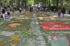 La alfombras florales han sido realizadas por las hermandades de la ciudad. // CharryTV