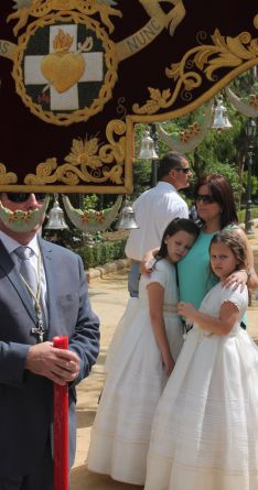 Niñas de Primera Comunión en la Alameda del Tajo durante la bendición de los campos. // CharryTV