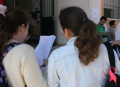 Los alumnos aprovechan para repasar los apuntes en los minutos previos al examen. // CharryTV