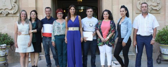Foto de familia de los alcaldes pedáneos y al alcaldesa de Ronda. // CharryTV