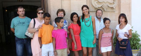 Los niños junto a sus familias de acogida y la alcaldesa de Ronda, María de la Paz Fernández. // CharryTV