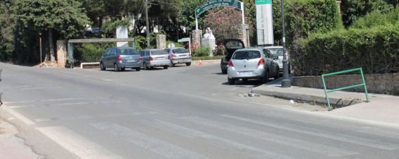 Fallece una mujer de 70 años tras ser atropellada por un camión de butano, La víctima estaba cruzando el paso de peatones que da acceso al Hospital Comarcal desde la Cañada Real, 27 Jul 2015 - 17:12