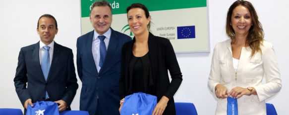 Los directores de las oficinas de la CaixaBank en Ronda junto a la alcaldesa de Ronda y la delegada de Bienestar Social. // CharryTV