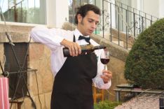 Pablo Anaya, sirviendo una copa de vino. // Maribel Chito