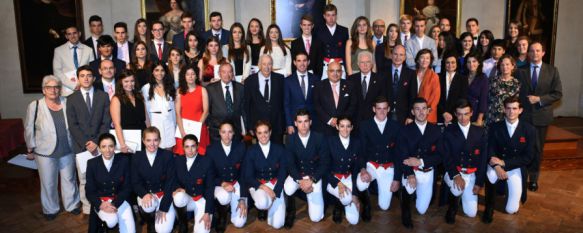 Foto de familia de los premiados en la biblioteca de la Real Maestranza de Caballería de Ronda. // CharryTV