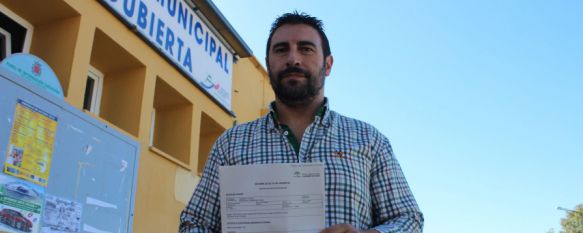 Carlos Rosado, del Club Waterpolo Ronda, con los informes médicos. // CharryTV