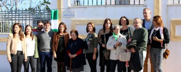 Adela Ramírez junto a familiares y amigos en la calle que desde hoy lleva su nombre. // CharryTV