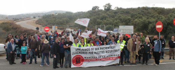 Los manifestantes en el acceso del nuevo hospital al término de la protesta. // CharryTV Los manifestantes en el acceso del nuevo hospital al término de la protesta. // CharryTV