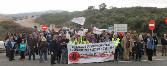 Los manifestantes en el acceso del nuevo hospital al término de la protesta. // CharryTV