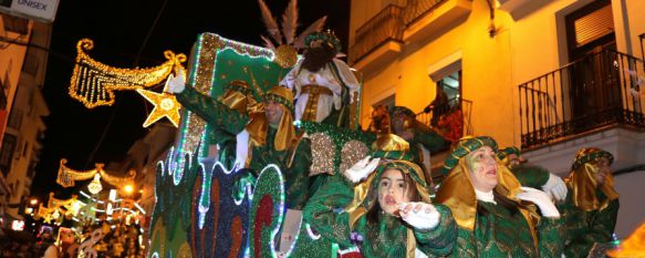 Carroza del Rey Gaspar durante la cabalgata a su paso por calle Espinel. // CharryTV