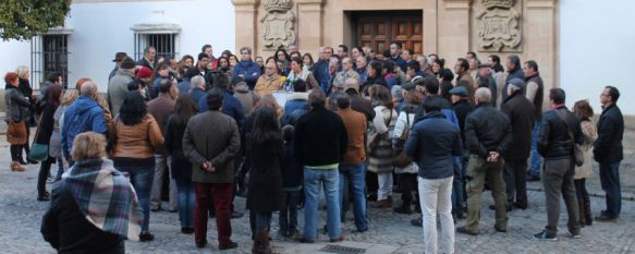 Vecinos y representantes del PP han arropado a Fernández. // CharryTV