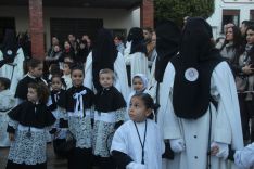 Numerosos niños participaron en el desfile procesional // CharryTV