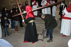 Hermanos penitentes portan cruces y cadenas  // CharryTV