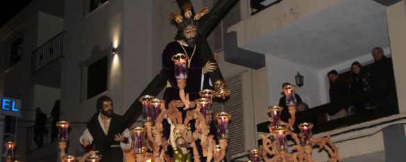 Devoción y fe con el Señor de Ronda y la Virgen de los Dolores en el cierre del Jueves Santo, Miles de personas acompañaron desde su barrio a la Hermandad de Nuestro Padre Jesús Nazareno, 25 Mar 2016 - 11:46