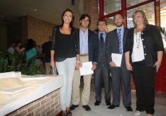 Promotores y representantes de la corporación municipal, junto a una maqueta del proyecto. // Manuel Guerrero