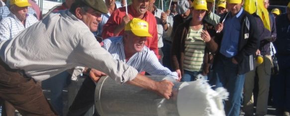 Los ganaderos, derramando leche de cabra en señal de protesta. // CharryTV