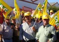 Un grupo de ganaderos, junto a la sede de Forlactaria. // CharryTV