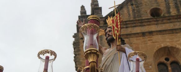 El Resucitado se abre paso entre un cielo de nubes en el culmen de la Semana Santa, La Hermandad ha retrasado media hora su salida procesional por las inclemencias meteorológicas , 27 Mar 2016 - 13:26