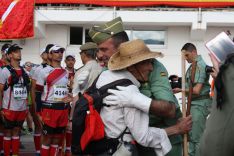 El coronel jefe Julio Salom abraza a Súper Paco antes de la salida. // CharryTV