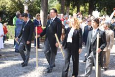 Miembros de la Agrupación de Hermandades y Cofradías junto a la alcaldesa, Teresa Valdenebro. // CharryTV