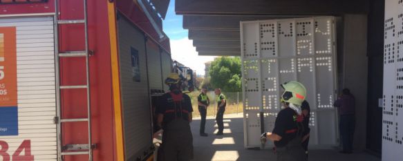 Miembros del Parque de Bomberos de Ronda asegurando la zona. // CharryTV