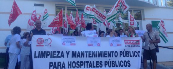 Protesta a las puertas del Hospital por los servicios de limpieza y mantenimiento , Ha sido convocada por los sindicatos UGT y CCOO que también han defendido una sanidad pública y de calidad, 14 Jun 2016 - 18:41