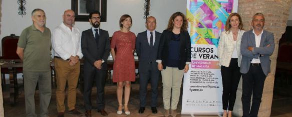 Foto de familia tras la presentación de la Cursos de Verano de la UMA. // CharryTV