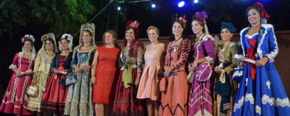 Las Damas Goyescas y su presidenta junto a la alcaldesa de Ronda y la delegada de Fiestas. // CharryTV