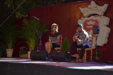 Alba Molina acompañada en el escenario por Joselito Acedo. // CharryTV