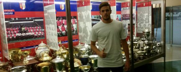 Harillo, en la sala de trofeos de su nuevo club // CharryTV