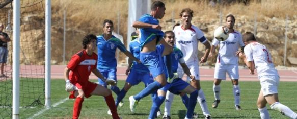 El C.D. Ronda sufre su primera derrota como local, Chikini empató de penalti en el inicio de la segunda mitad, pero los goles de Cervera y Julen, ya en el descuento, dieron la victoria a los maraceneros, 17 Oct 2011 - 13:35