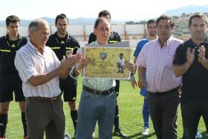 El exjugador del C.D. Ronda Paco Chipi fue homenajeado antes del encuentro.  // Diego Battioli